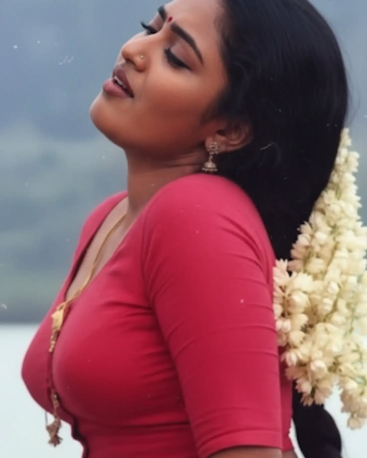 southmatinee2's tweet photo. That 90s Blouse &amp; Skirt combo wasn’t just fashion… it was every boy’s weakness back then🥶

Thread 🧵 https://t.co/vEGbOVoGW3