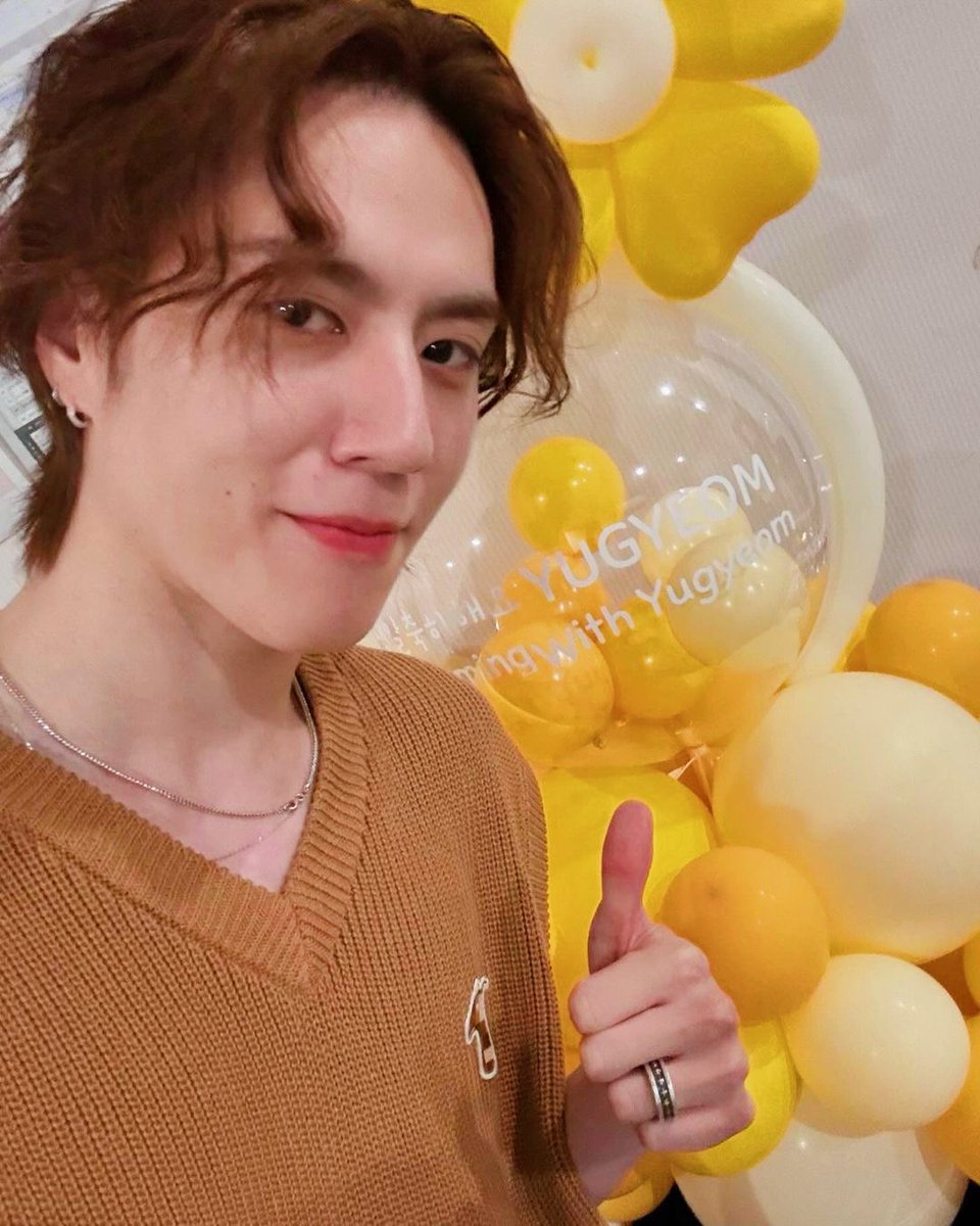 auiayy's tweet photo. จริงๆการไปเจอน้องคยอมในทุกๆครั้งก็ถือว่าเป็นการ complete ในชีวิตติ่งแล้วละ แต่เอาที่สุดของที่สุดที่รู้สึกประทับใจมากๆเลยนะคือ น้องคยอมใส่เสื้อที่เราให้ขึ้นคอนเสิร์ตในวันเกิดน้องและถ่ายรูปลงอินสตราแกรม อ่อๆและในคอนเสิร์จรอบนั้นโฟโต้กรุ๊ปได้ยืนข้างน้องคยอม จำได้ว่าวันนั้นคือมีความสุขมากๆ จนจะร้องไห้ พิมพ์ไปผมก็คิดถึงน้องคยอมมากๆกรมทหารเอาเมนผมไปนานแล้วนะ 😭😭 @yugyeom #yugyeom