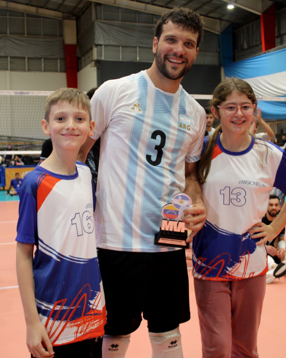 Voley_FeVA's tweet photo. ¡Victoria de la Selección ante Venezuela en el primer amistoso en Misiones!

ARG 🇦🇷 3 - VEN 🇻🇪 0 (25-19, 25-18, 25-19)

🔝 Jan Martínez, distinguido como MVP

🔜 Jueves 21hs, el segundo duelo https://t.co/8IQrFiQARc