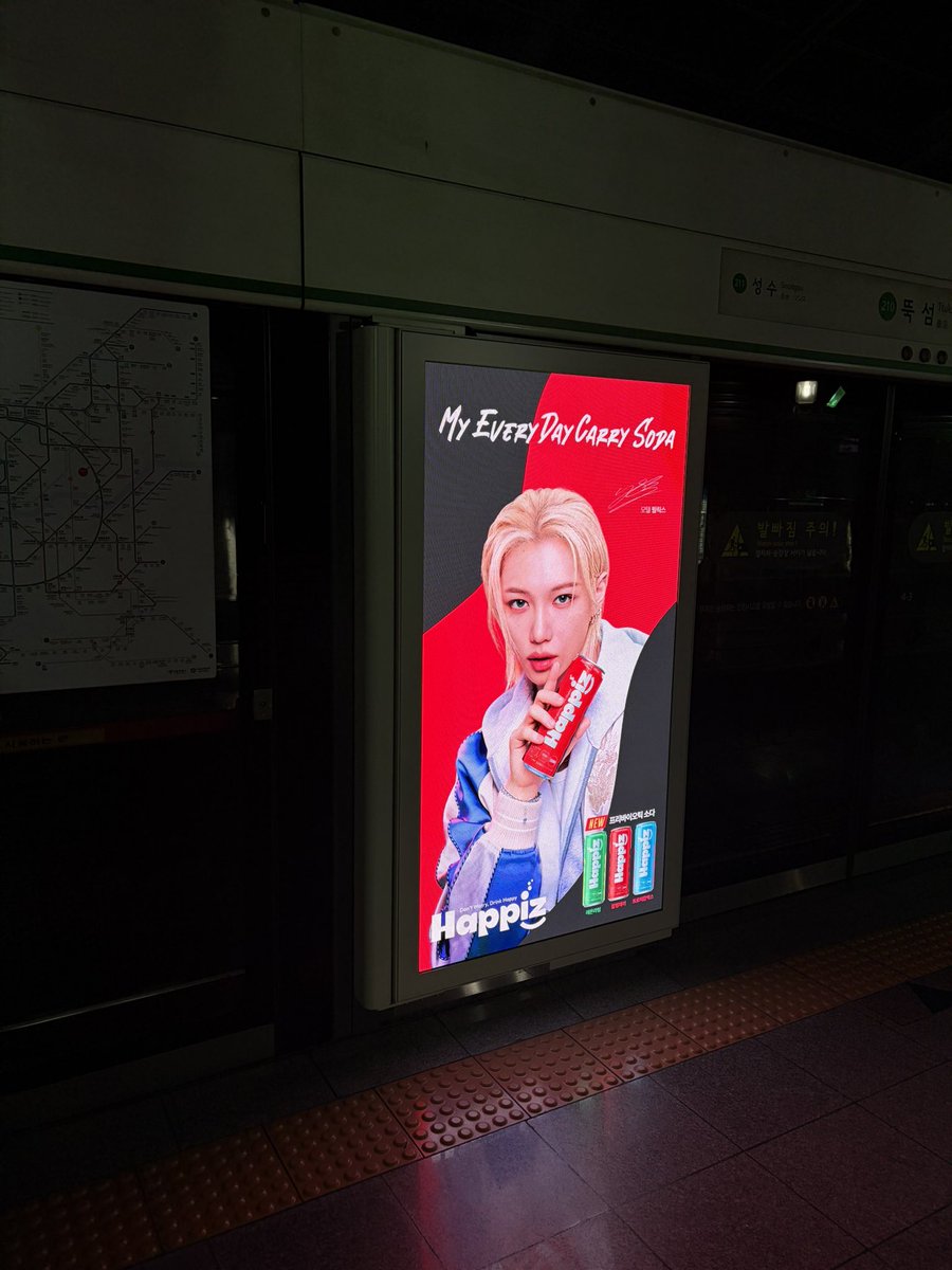psych0midget's tweet photo. I can’t even take a step outside my hostel in Seoul without seeing Felix’s face 😳😳😳 https://t.co/TFfS7yEJHr