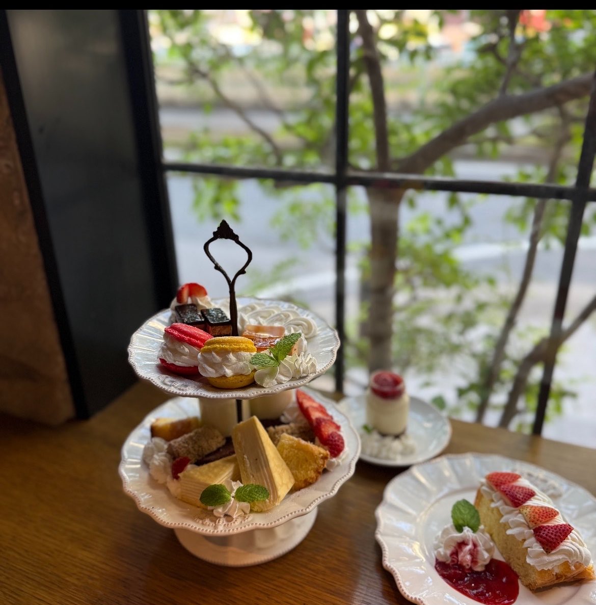 Princess01228's tweet photo. 初夏のやさしい陽気に包まれながら、ほっとひと息。
プリンセスチアーズカフェでは、季節にぴったりのカフェメニューと落ち着いた空間をご用意しています☕️
お買い物帰りやお仕事の合間に、ゆったりとした時間を過ごしませんか？ https://t.co/WmXjYNMEvm