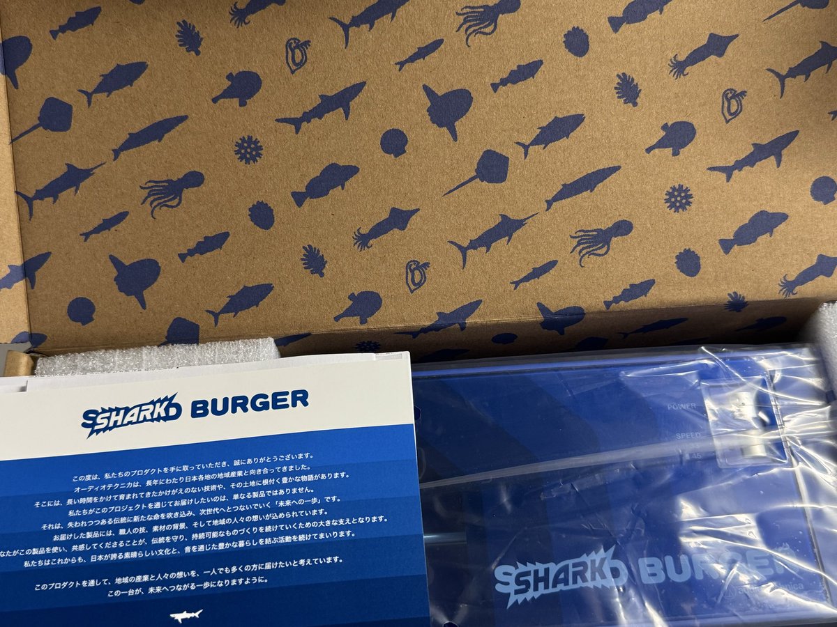 CANAOS666's tweet photo. サメが届いちゃいました🦈
箱までデザインこだわりすごいなぁ
早速、ガラージュ再生▶️

SHARK BURGER (シャークバーガ ー)だけに針のところまでサメなのは可愛くて面白いですわ https://t.co/xXDIU1dQm9