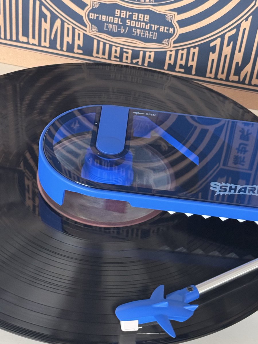 CANAOS666's tweet photo. サメが届いちゃいました🦈
箱までデザインこだわりすごいなぁ
早速、ガラージュ再生▶️

SHARK BURGER (シャークバーガ ー)だけに針のところまでサメなのは可愛くて面白いですわ https://t.co/xXDIU1dQm9