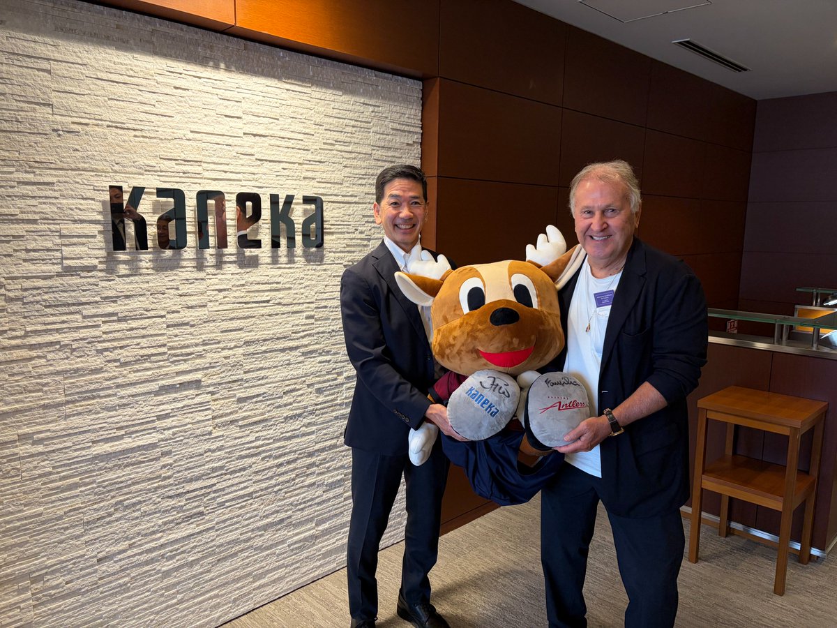 KANEKA_official's tweet photo. 【ジーコCA表敬訪問】
 
5月25日、鹿島アントラーズのジーコCAがカネカ東京本社に表敬訪問くださいました🦌
当社の会長や社長をはじめとするカネカメンバーと一緒に、アントラーズへの思いやカネカの技術などについて熱い話をしました。
また、特注のぬいぐるみにサインをいただきました☺ありがとうございます！
プレーオフラウンド第1戦まであと3日。J1百年構想リーグ優勝に向け、カネカはアントラーズを全力で応援してまいります！

#鹿島アントラーズ #antlers #ジーコ #zico #カネカ