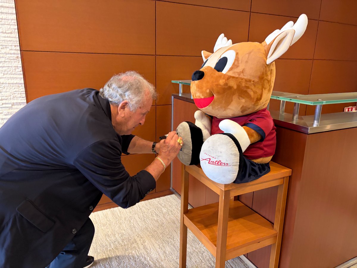 KANEKA_official's tweet photo. 【ジーコCA表敬訪問】
 
5月25日、鹿島アントラーズのジーコCAがカネカ東京本社に表敬訪問くださいました🦌
当社の会長や社長をはじめとするカネカメンバーと一緒に、アントラーズへの思いやカネカの技術などについて熱い話をしました。
また、特注のぬいぐるみにサインをいただきました☺ありがとうございます！
プレーオフラウンド第1戦まであと3日。J1百年構想リーグ優勝に向け、カネカはアントラーズを全力で応援してまいります！

#鹿島アントラーズ #antlers #ジーコ #zico #カネカ