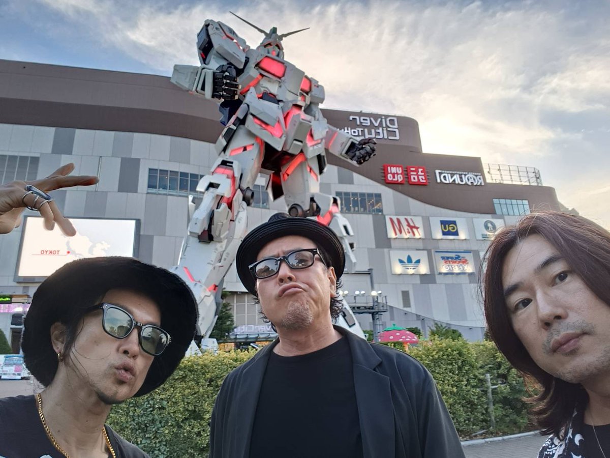 EmptyBlackBox's tweet photo. 人間椅子還暦記念ツアーファイナル
『猟奇新生』
タムチンとタカと3人で。
すげぇライブで興奮しっぱなし。

7/25(土)下北沢LownにてDr.ナカジマノブさんをゲストに迎えてのトーク&amp;ライブ。
チケット予約受付中！

詳細は↓
https://t.co/cuEVNmfuFJ

#人間椅子
#EmptyBlackBox https://t.co/Zvpm55soL3