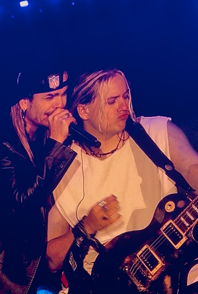 floritabarovsky's tweet photo. @GuidoAIRBAG HOLA DISCULPA PERO MIRA LA TROMPITA QUE ESTÁS HACIENDO EN LA FOTO QUE TE SAQUÉ A VER SI TE VAS CALMANDO https://t.co/ncvv8rO3UA