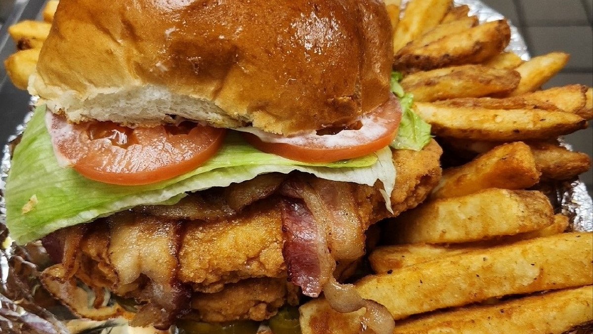 CurlysFoodInPA's tweet photo. Savor our Firecracker Chicken Club sandwich - Lightly breaded chicken on a brioche bun w/ lettuce, tomato, bacon, jalapeños &amp; mayo (sub. grilled chicken $1 more). - served on our daily menu!

Menu: https://t.co/bPWPXkoYuR

Open 11 am - 8 pm 267-639-0787

#Foodies #Philly #chicken https://t.co/Qlr5hztZSn