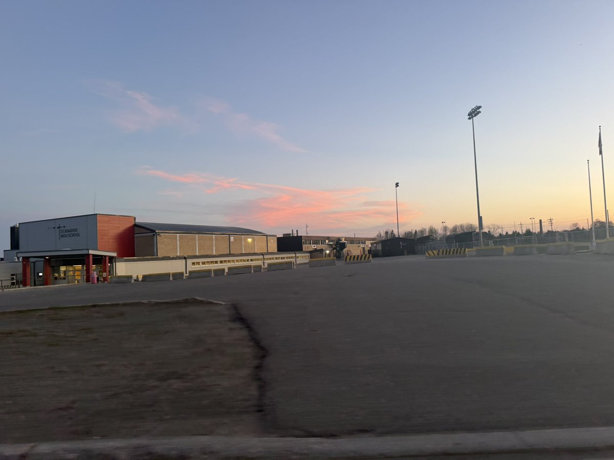 imMapleApril's tweet photo. Something interesting about Thunder Bay is that we’re grouped in with EDT despite being Northwest of several CDT areas. This means our sunsets in the summer are at their most vibrant at around 10pm 🌅

One of our two Catholic high schools. North Port Arthur is beautiful 🌲 https://t.co/HzYUv7DVUG