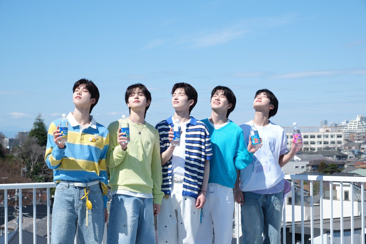 oricon's tweet photo. 全員10代の日本人5人組・VIBY
初のテレビCM決定❗️

アイリスオーヤマの炭酸水
「CRYSTAL SPARK」新CMスタート✨️

🎥メイキング動画も公開
「ダンスを遊ぶように踊るので注目して」
https://t.co/pXUtutLvD1

#VIBY https://t.co/pFshmbrrIW