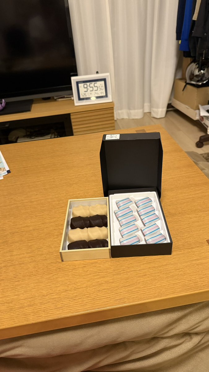 srmr_313's tweet photo. 赤福の黒糖と白あん赤福の赤福の白あん&amp;黒糖ver！
それと滋賀県のお土産で有名な糸切餅！ https://t.co/mJwPX76HAm