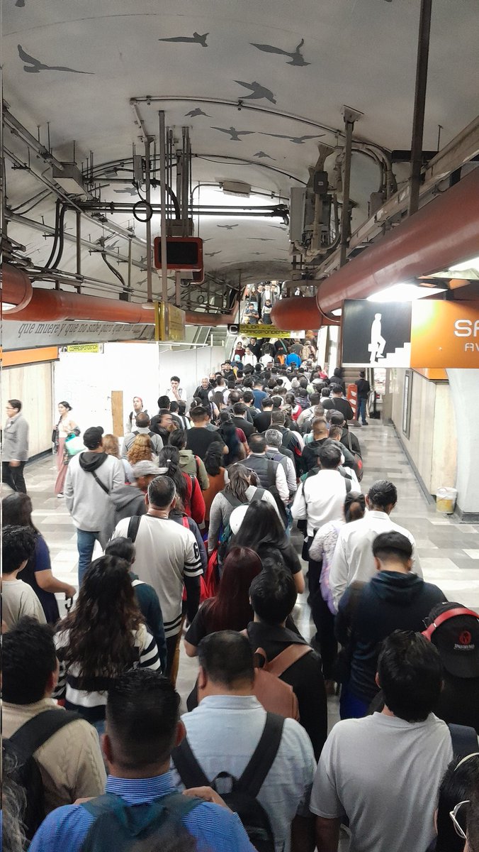 JackieMeVa's tweet photo. @MetroCDMX Sin funcionar estas escaleras de Mixcoac https://t.co/eOEa2qZQi8