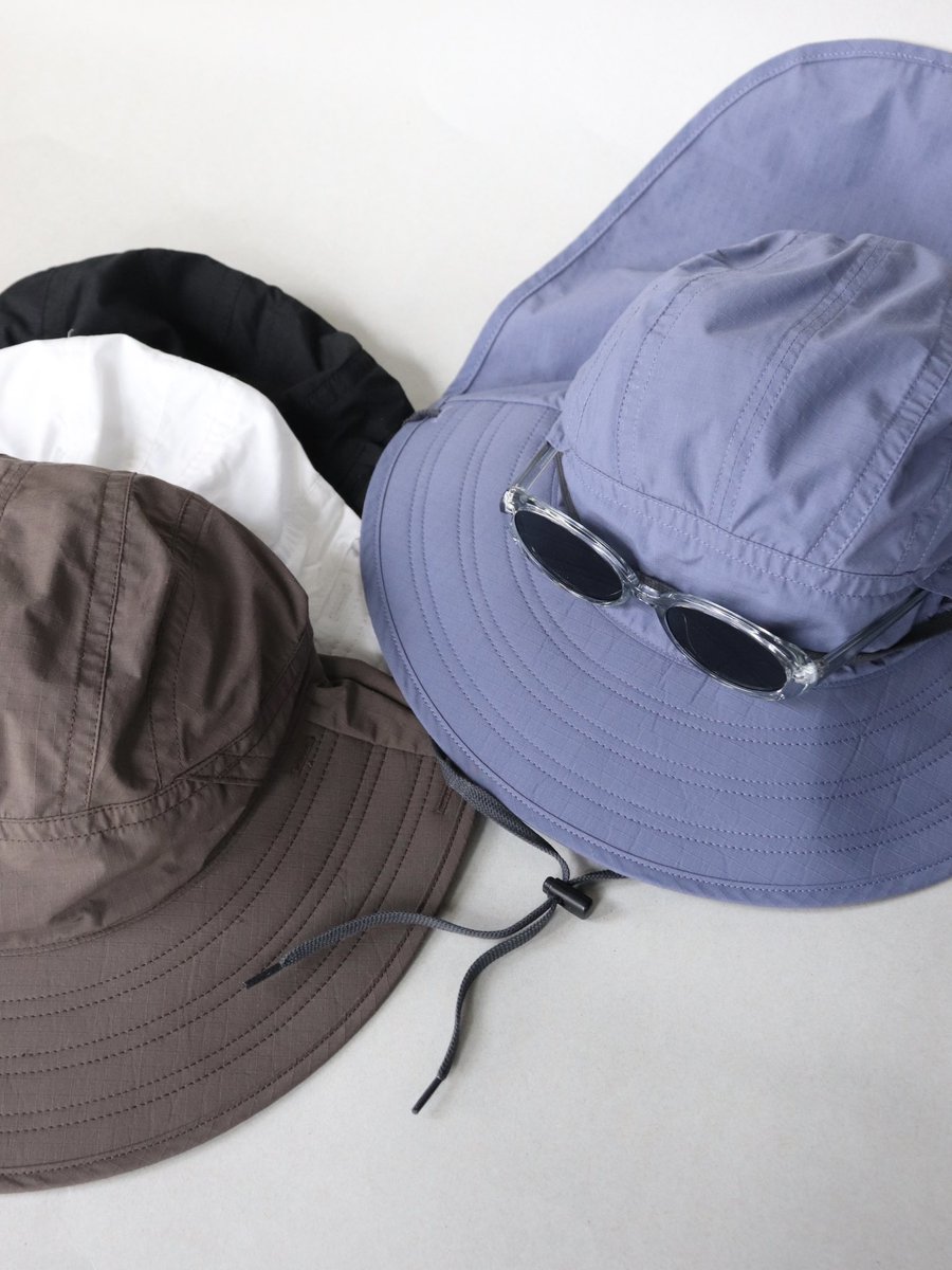 OVERRIDE_JP's tweet photo. わたしのおすすめは 夏フェス・アウトドアにぴったりなハット☀️

サングラス🕶️ホルダー
＆
あご紐付きで、 フェス中の“ちょっと外したい”にも便利◎

うしろのシェードも長いから
日差し対策しながら、 アクティブに動ける機能派ハットなんです😎👍

https://t.co/f2aXhP0i0l https://t.co/ydQ3TQpVZz