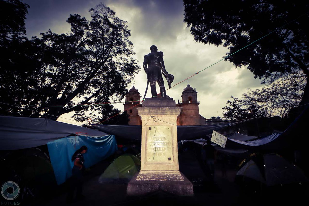 DiarioMarcaOax's tweet photo. Tiendas de campaña y comercio informal se apoderan del Centro Histórico de Oaxaca.
🟢 El plantón magisterial que abarca 15 manzanas del primer cuadro de la ciudad ha transformando el paisaje urbano capitalino, afectando al comercio establecido y miles de alumnos.

📸 @fotoesMax 

🔗 Más en: https://t.co/k3NGaXaYTE