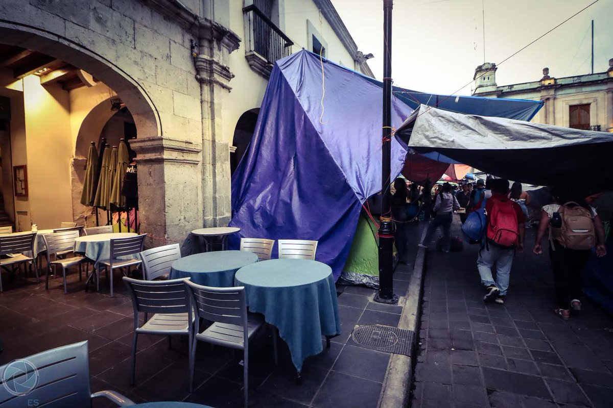 DiarioMarcaOax's tweet photo. Tiendas de campaña y comercio informal se apoderan del Centro Histórico de Oaxaca.
🟢 El plantón magisterial que abarca 15 manzanas del primer cuadro de la ciudad ha transformando el paisaje urbano capitalino, afectando al comercio establecido y miles de alumnos.

📸 @fotoesMax 

🔗 Más en: https://t.co/k3NGaXaYTE