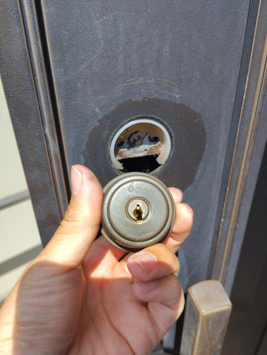 Locksmith1524's tweet photo. 鍵交換

鍵の調子が悪いとの事😥

拝見させていただくと、鍵を回しても空転してしまいます😓

お客様と相談し、ディンプルキータイプの鍵に交換させていただく事になりました😊

使い勝手、防犯性能が向上しお客様に大変およろこびいただけました😊 https://t.co/V6A0Cw92LC