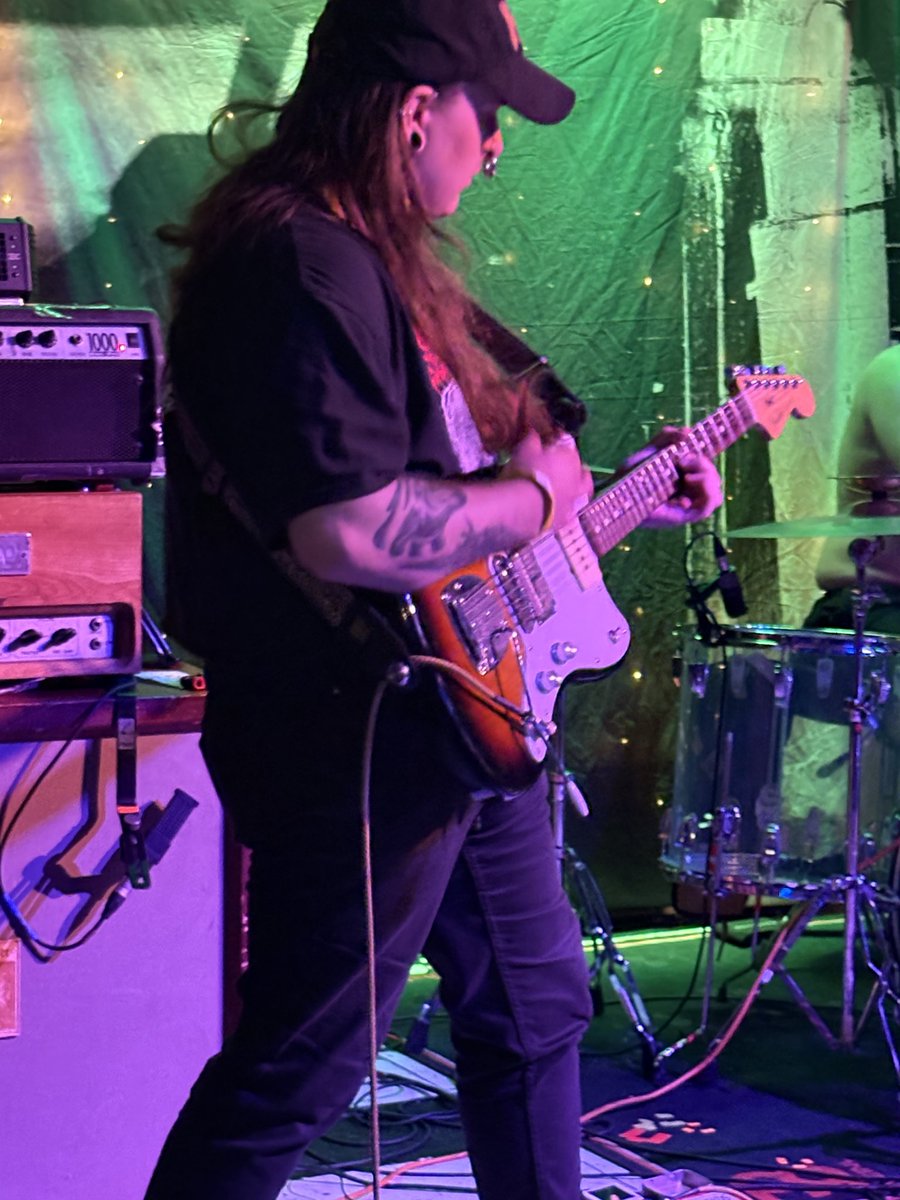 Ghost_ling14's tweet photo. Bleh look at me im Jeremy, im such a talented musician and play great music for my friends @indi3jesus https://t.co/Nb6AzMXcFg