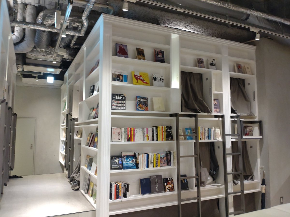 KTnyago's tweet photo. 【泊まれる本屋＠BOOK AND BED TOKYO 心斎橋店】
大阪ではホステルに泊まりました。多彩なジャンルの本が並ぶ書棚に囲まれたカプセルは秘密基地のよう。コンパクトながらぐっすり眠れました✨　ちなみにキャッチフレーズは「本屋」ですが、販売はしていません。MYカプセル前の棚はビジネスでした🤗 https://t.co/PpxjLWImLZ
