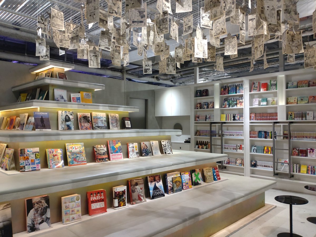 KTnyago's tweet photo. 【泊まれる本屋＠BOOK AND BED TOKYO 心斎橋店】
大阪ではホステルに泊まりました。多彩なジャンルの本が並ぶ書棚に囲まれたカプセルは秘密基地のよう。コンパクトながらぐっすり眠れました✨　ちなみにキャッチフレーズは「本屋」ですが、販売はしていません。MYカプセル前の棚はビジネスでした🤗 https://t.co/PpxjLWImLZ