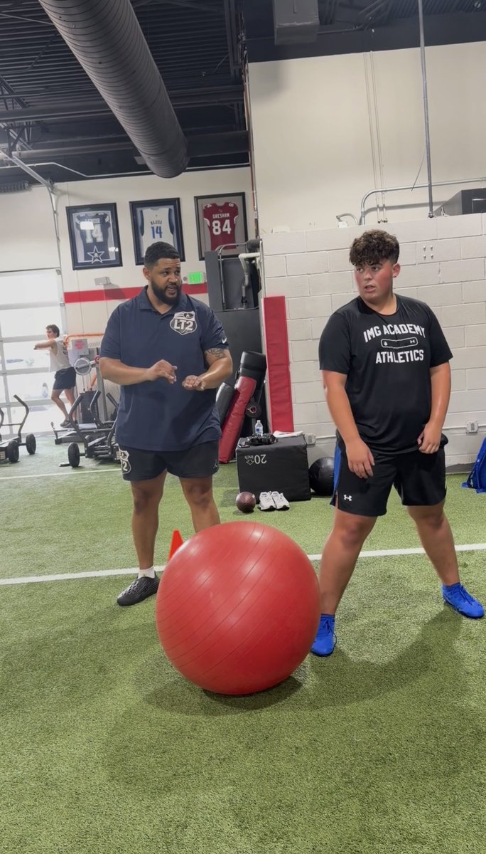 KaidynMoore's tweet photo. In the lab 🧪 @LoganTillman @LT2FBA 
#classof2029 #offensiveline #football 
@Rivals @247Sports @On3Spots https://t.co/hDRE04bmmB
