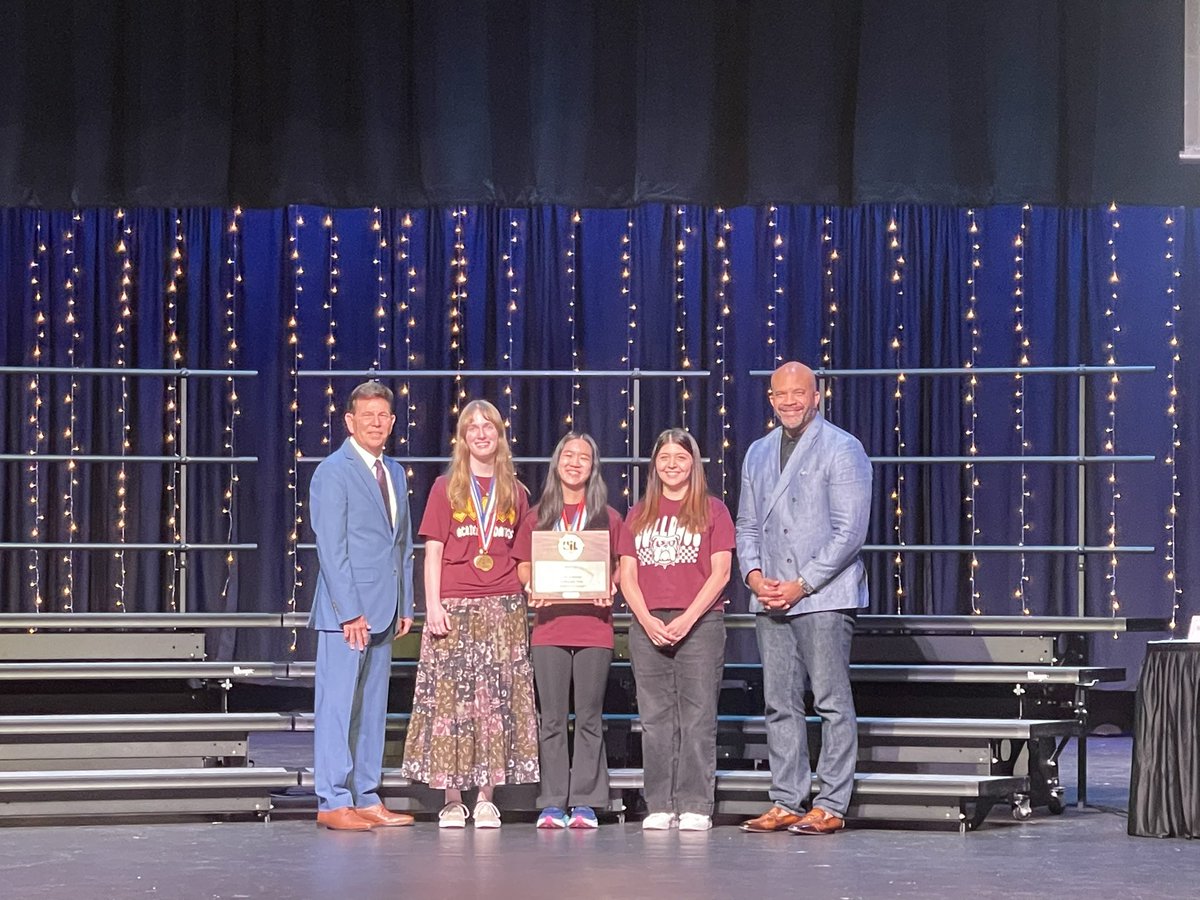 HumbleISD_SCHS's tweet photo. Congratulations to the Summer Creek High School groups and students honored at tonight’s School Board meeting! 🎉 (2/2)

Recognitions included:
📈🏆DECA – Ben S., State Champion
📰🏆Journalism – State Awards &amp; State Champions

We are proud of our Bulldogs! https://t.co/L6j6CjPT1x