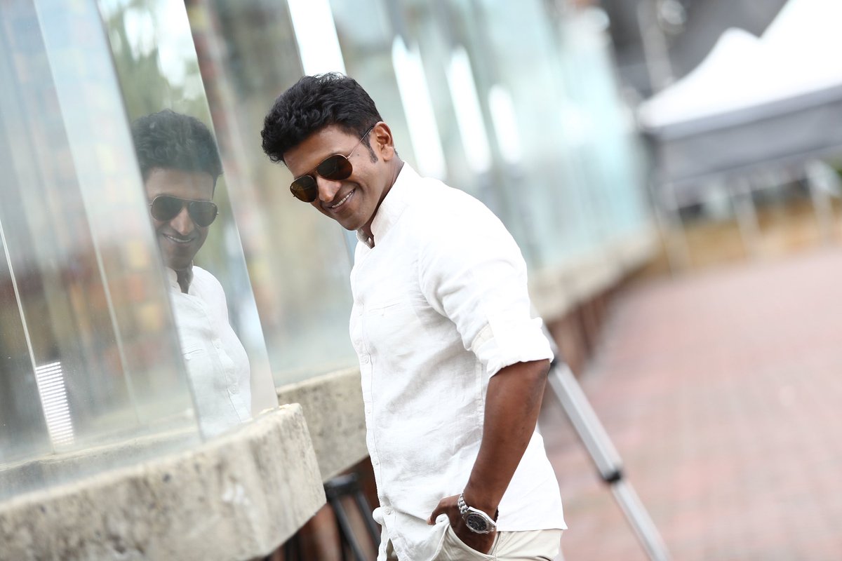 PuneethFC_17's tweet photo. My man lived a perfect life without controversies he just make his fans &amp; family proud every single time🫡

He’s is Mr.Perfect 💎
ರಾಜರ ರಾಜ Respect 🕊️

#Raajakumara #PowerStar #PuneethRajkumar #DrPuneethRajkumar #PuneethFC https://t.co/T3HGRDe1tJ