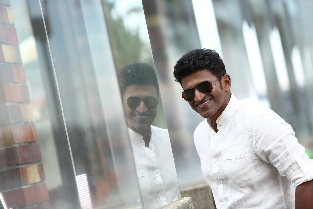 PuneethFC_17's tweet photo. My man lived a perfect life without controversies he just make his fans &amp; family proud every single time🫡

He’s is Mr.Perfect 💎
ರಾಜರ ರಾಜ Respect 🕊️

#Raajakumara #PowerStar #PuneethRajkumar #DrPuneethRajkumar #PuneethFC https://t.co/T3HGRDe1tJ