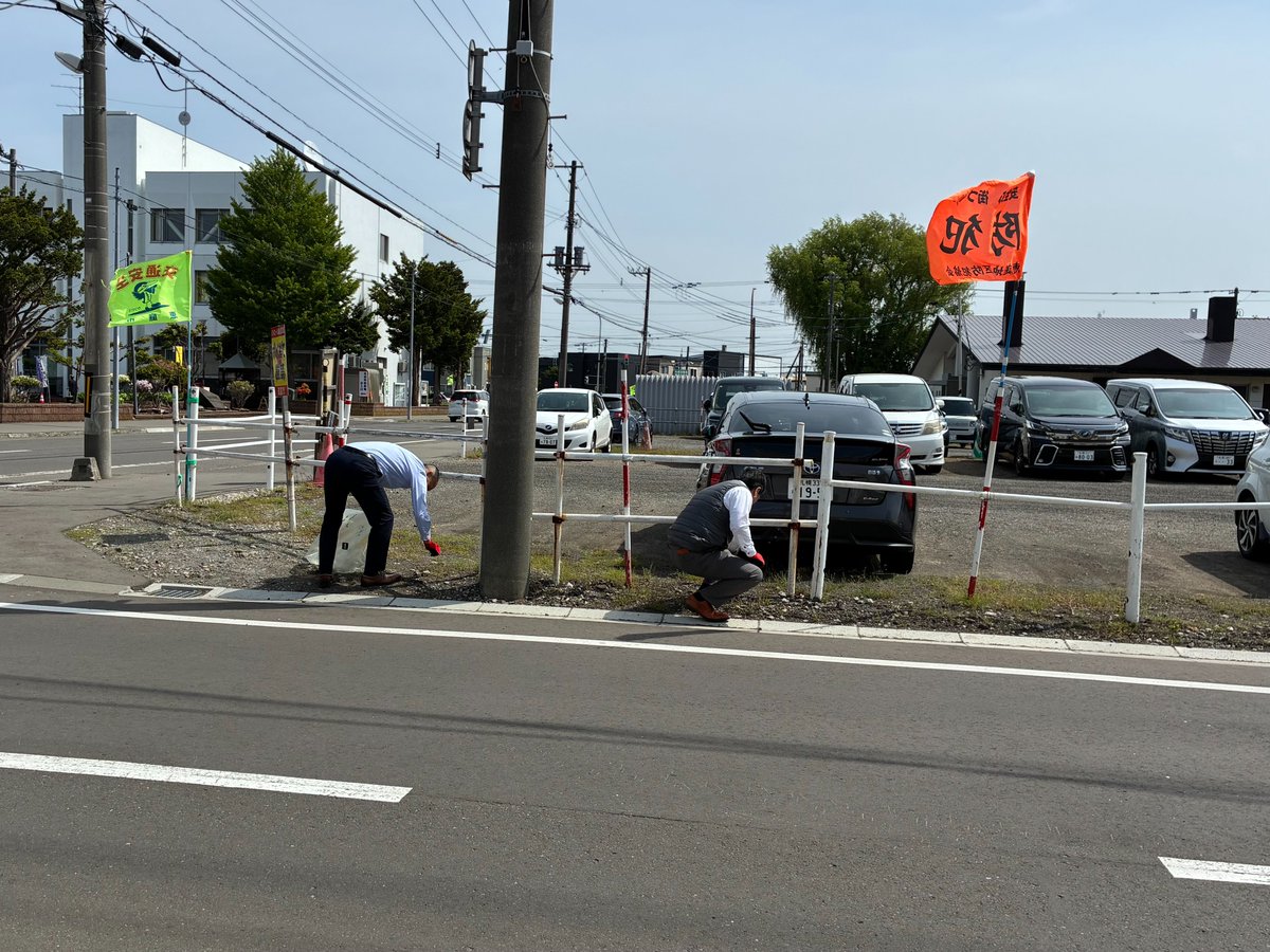 eniwacci's tweet photo. 5/30(土)開催の「クリーンウォーキング2026」（恵庭市役所ボランティアサークル「シボラ」主催）に合わせ、本日、恵庭商工会議所周辺のゴミ拾いを行いました！
一見綺麗に見えても、意識して見ると吸い殻🚬などの小さなゴミが。
美しい緑と花のまち「えにわ」をみんなで維持していけると良いですね🌹 https://t.co/2ucIONeuh5