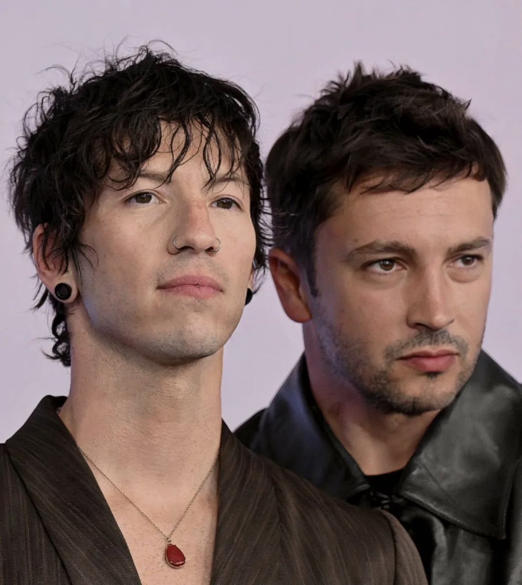 joshleryuri's tweet photo. es increíble esta foto a tyler le inyectaron toda la testosterona q no tuvo en 37 años y a josh lo llenaron d estrogeno https://t.co/qtiD6DFa7M