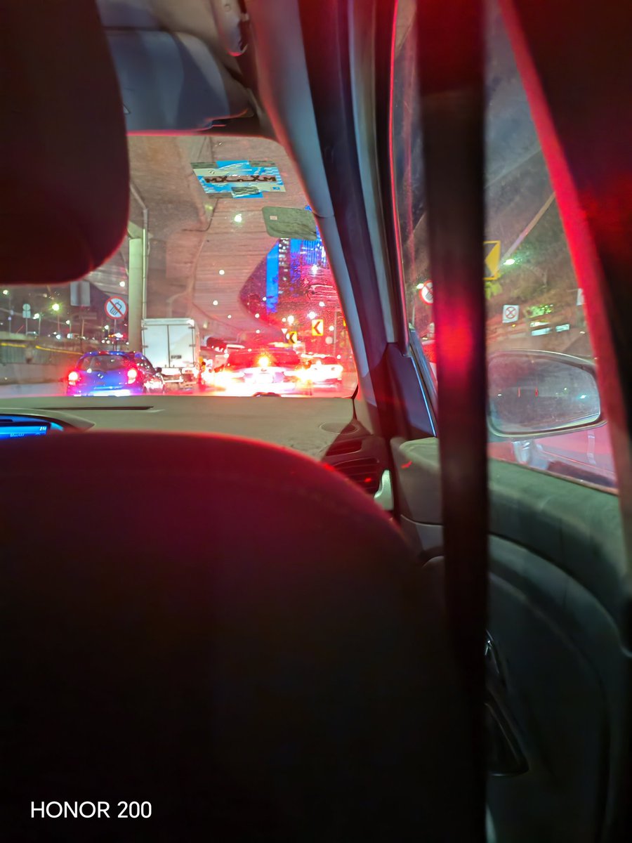 Stitchmp74's tweet photo. @trafico889 Para no variar periférico carriles centrales a Vuelta de rueda, desde en frente de lo que era la Feria de Chapultepec, no llueve, no hay charcos.... Solo tráfico a morir https://t.co/7fByUt9GAp