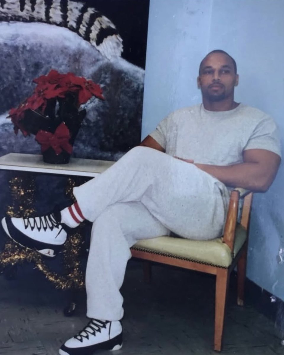 LadePlatinum's tweet photo. 1994

Tray K (Rollin 20 Neighborhood Blood) wearing OG 1993 Playoff/Bred Jordan 9 Sneakers in Prison https://t.co/58TPeHqgTU