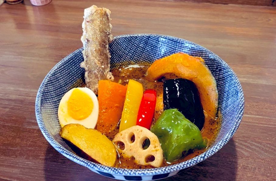 kitchinnonchan's tweet photo. 本日の定食のご案内です🍚新玉葱は伊藤農園さんで採って来たばかりの新鮮な🧅ですよー！キュウリのニンニク醤油漬けはさっぱりしてるのでカレーの副菜にもぴったり✨紫玉葱やサニーレタスも続々と収穫して行きますのでお楽しみに🎵今週も日曜日までお待ちして😊 https://t.co/lRNQqcQ4Xo