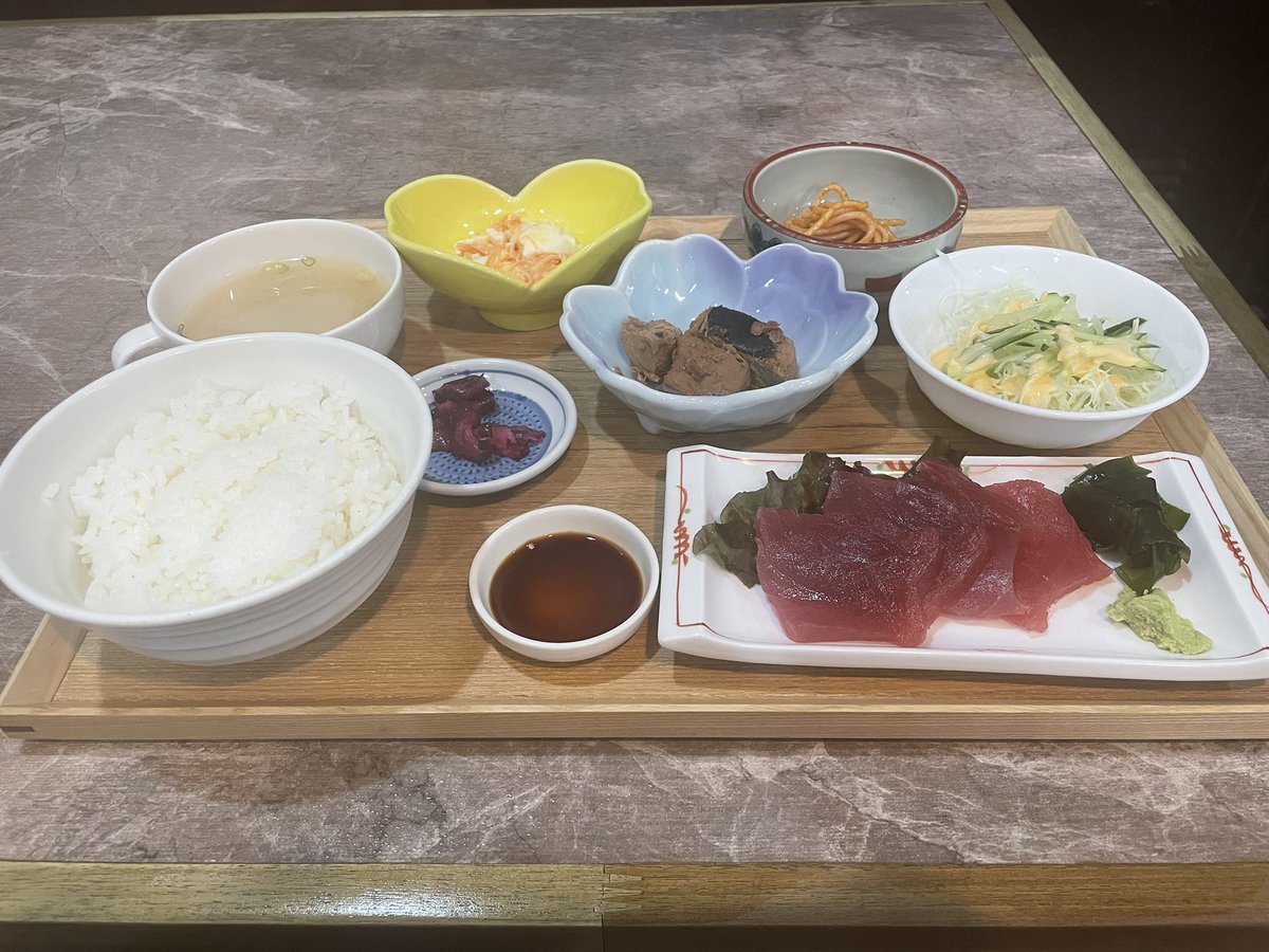 Ha2Lg's tweet photo. おはようございます
本日の日替わりは
まぐろ刺身
鰹角煮
にんじんサラダ　880円
となります
本日10名様の予約があるので早いもの勝ちです‼️
大特価となり数に限りがあるのでお早めに。笑
本日も宜しくお願いします🙇 https://t.co/x1m2okjFpF