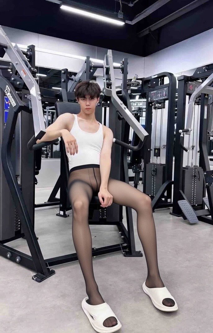 chenkun2019's tweet photo. 凌晨没有人的健身房来一张黑丝照 https://t.co/HOgRotkKi1