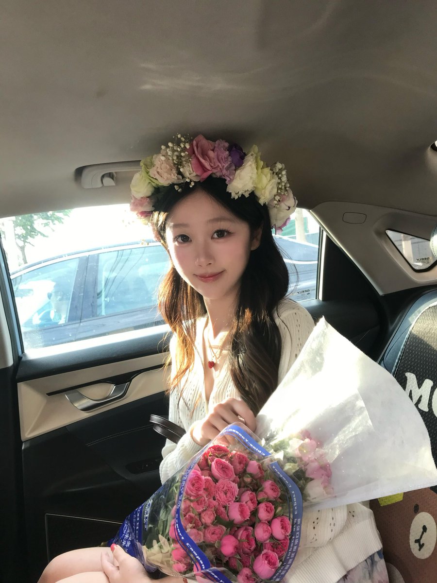CreamLullabyYu's tweet photo. 美女对好看的花🌹 没有抵抗力😍 https://t.co/89VVpriaI2