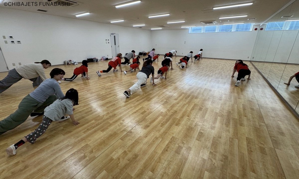 CHIBAJETS's tweet photo. 5/5(火・祝)、三井不動産アイスパーク船橋にて 、#STARJETS 専属マネジメント契約メンバーが企画する「親子で挑戦！ペアストレッチワークショップ」を開催✨年少〜小学１年生を対象とし、15組のスクール生と保護者様が参加しました🤝❤️‍🔥ご家庭で一緒に行えるストレッチ方法や補助のコツを個別にアドバイスすることができました🌱