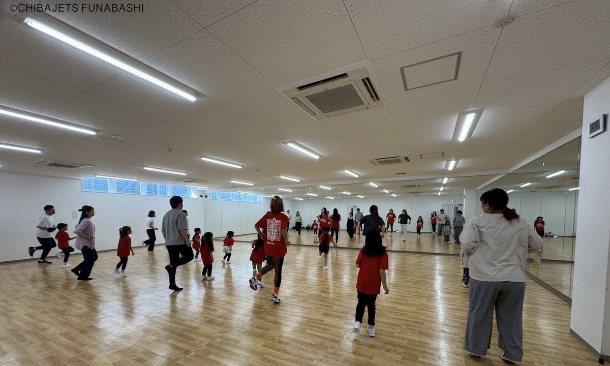 CHIBAJETS's tweet photo. 5/5(火・祝)、三井不動産アイスパーク船橋にて 、#STARJETS 専属マネジメント契約メンバーが企画する「親子で挑戦！ペアストレッチワークショップ」を開催✨年少〜小学１年生を対象とし、15組のスクール生と保護者様が参加しました🤝❤️‍🔥ご家庭で一緒に行えるストレッチ方法や補助のコツを個別にアドバイスすることができました🌱