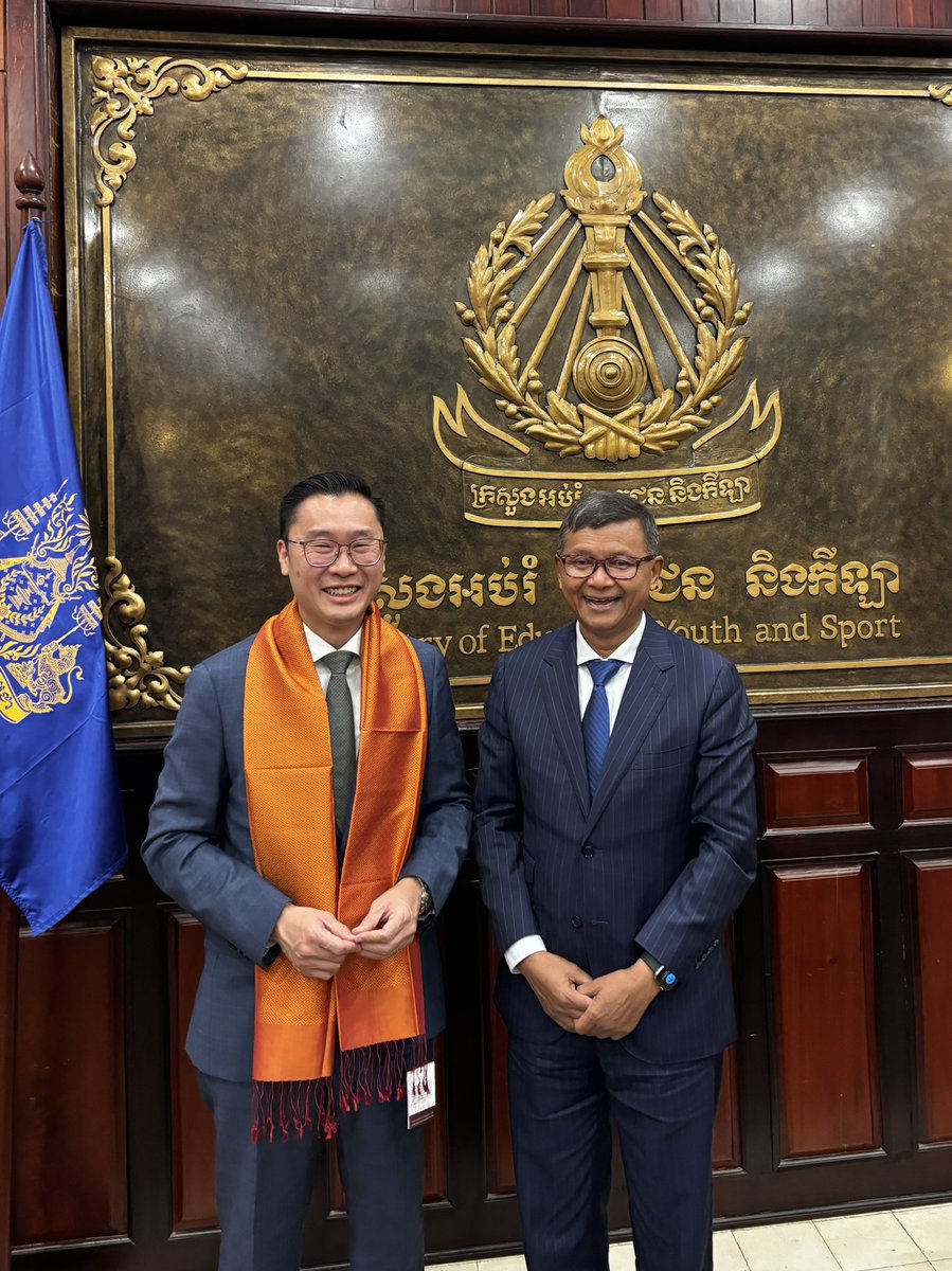 AusEmbPP's tweet photo. Education is key to growth in Cambodia and realising the goals of our partnerships here. Great to talk to DPM Hang Chuon Naron about further work with Cambodia to boost education outcomes, grow Cambodian student numbers in Australia and expand links between our institutions. https://t.co/VAoB0vh7U3