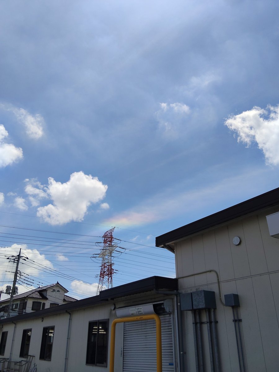 jokers8310's tweet photo. 雨降ってないのに筋雲に虹がかかっていた
珍しい気がする https://t.co/WXPkr4lpsB