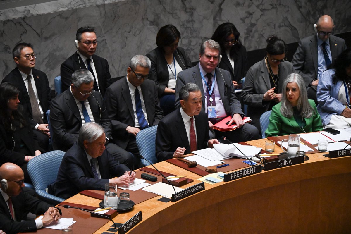 MFAThai's tweet photo. รนรม./รมว.กต. @SihasakPh เข้าร่วมการอภิปรายแบบเปิดของ UNSC ในหัวข้อ “การธำรงรักษาวัตถุประสงค์และหลักการของกฎบัตรสหประชาชาติ และการส่งเสริมระบบระหว่างประเทศที่มีสหประชาชาติเป็นแกนกลาง” ณ สำนักงานใหญ่สหประชาชาติ @UN นครนิวยอร์ก ในวาระที่จีนดำรงตำแหน่งประธาน UNSC ประจำเดือนพฤษภาคม 2569 โดยย้ำความสำคัญของการธำรงรักษาระบบระหว่างประเทศที่มีสหประชาชาติเป็นแกนกลาง และเสนอแนวทางสำคัญ 3 ประการ ได้แก่ การเสริมสร้างความรับผิดชอบร่วมกันของรัฐสมาชิก การปฏิรูปสหประชาชาติ และการส่งเสริมความร่วมมือระดับภูมิภาคและความร่วมมือกลุ่มเล็กที่เกื้อหนุนระบบสหประชาชาติ (26 พ.ค. 2569)