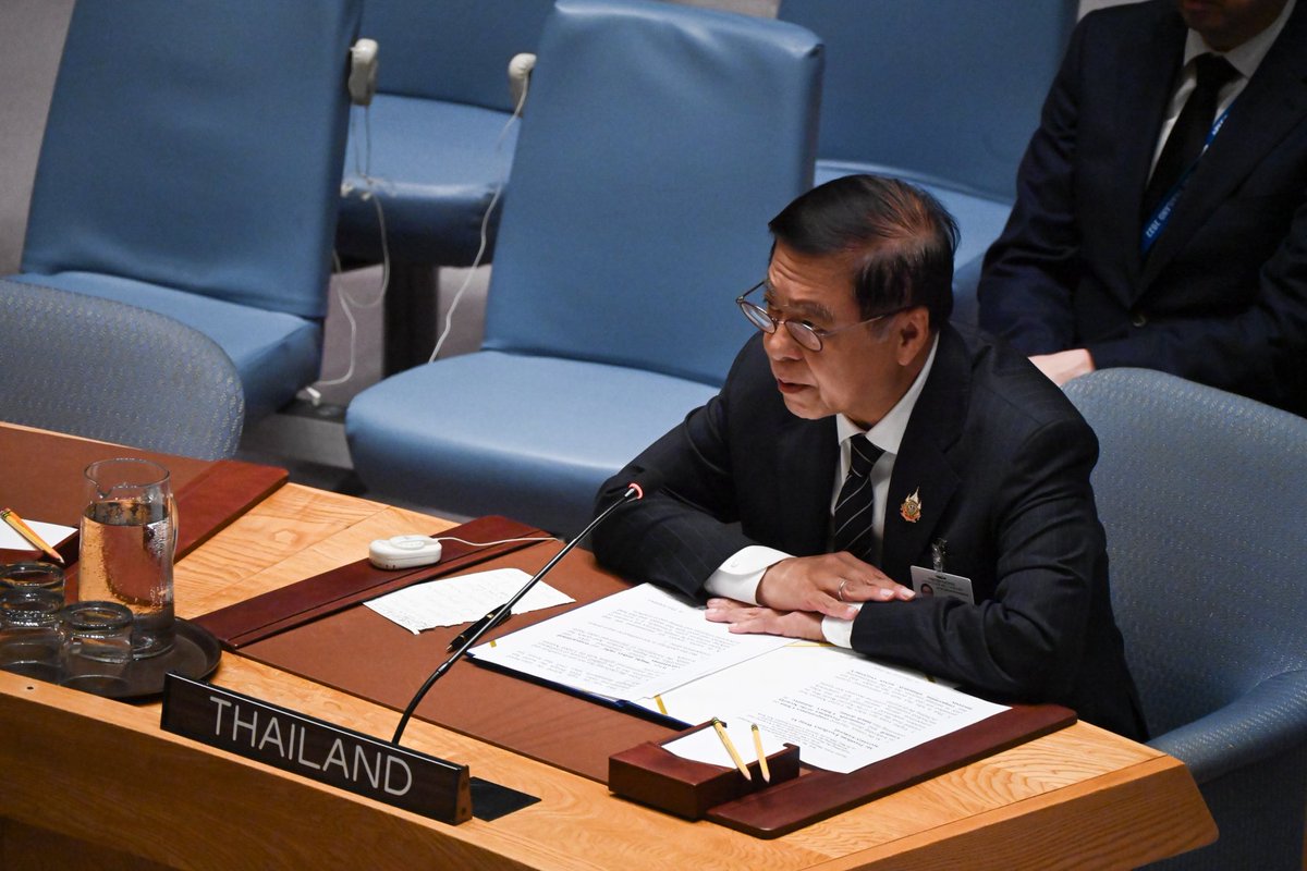 MFAThai's tweet photo. รนรม./รมว.กต. @SihasakPh เข้าร่วมการอภิปรายแบบเปิดของ UNSC ในหัวข้อ “การธำรงรักษาวัตถุประสงค์และหลักการของกฎบัตรสหประชาชาติ และการส่งเสริมระบบระหว่างประเทศที่มีสหประชาชาติเป็นแกนกลาง” ณ สำนักงานใหญ่สหประชาชาติ @UN นครนิวยอร์ก ในวาระที่จีนดำรงตำแหน่งประธาน UNSC ประจำเดือนพฤษภาคม 2569 โดยย้ำความสำคัญของการธำรงรักษาระบบระหว่างประเทศที่มีสหประชาชาติเป็นแกนกลาง และเสนอแนวทางสำคัญ 3 ประการ ได้แก่ การเสริมสร้างความรับผิดชอบร่วมกันของรัฐสมาชิก การปฏิรูปสหประชาชาติ และการส่งเสริมความร่วมมือระดับภูมิภาคและความร่วมมือกลุ่มเล็กที่เกื้อหนุนระบบสหประชาชาติ (26 พ.ค. 2569)