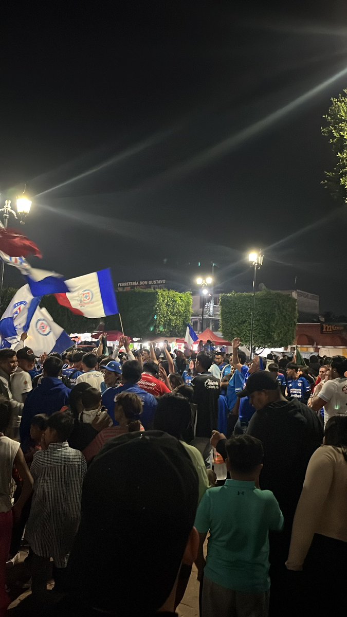 angel95_23's tweet photo. @CruzAzul @FibraDanhos Desde Teoloyucan Estado de México alentamos a todo pulmón https://t.co/u8Copxy5cP