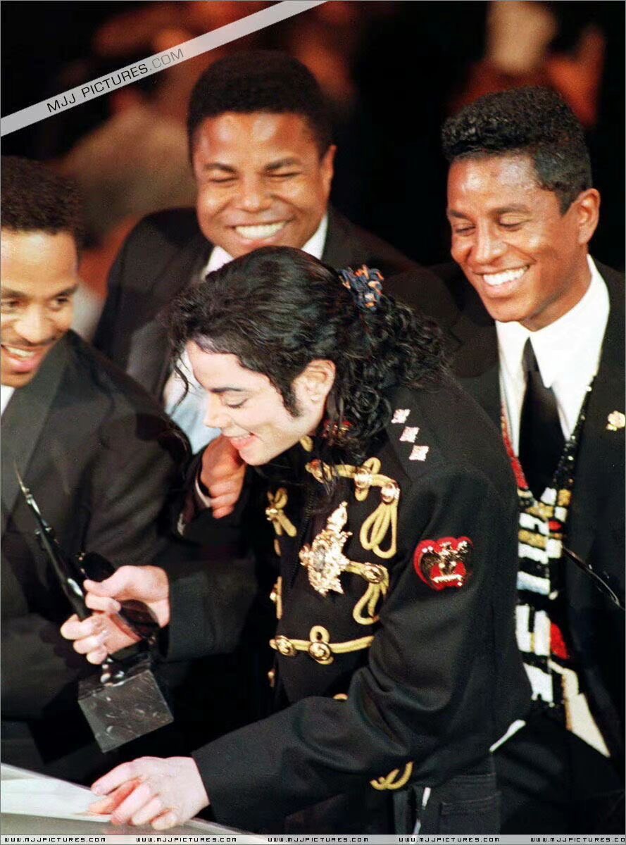 mjaackson's tweet photo. thinking about michael’s bambi scrunchie he wore to his rock and roll hall of fame induction 😭🦌 https://t.co/tkoMKeIZ9i