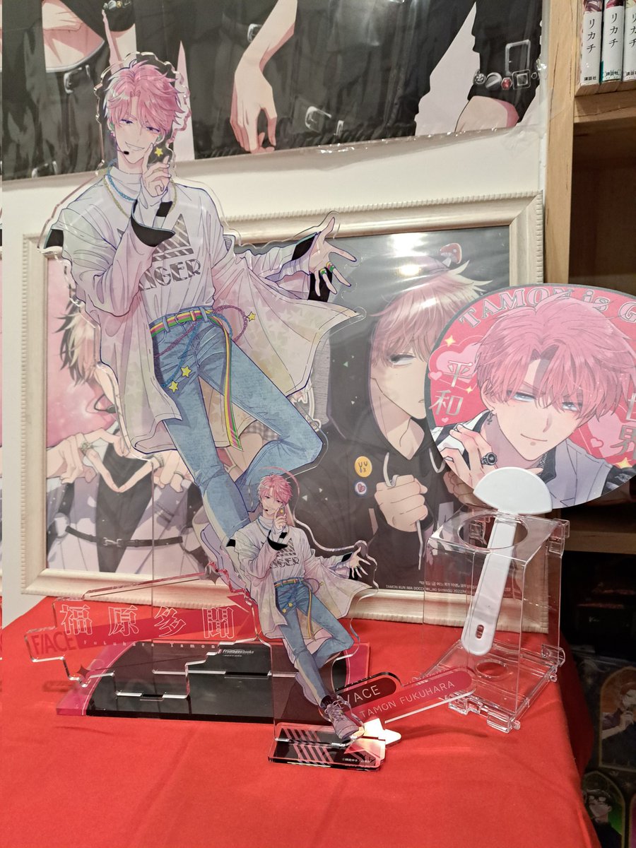ChisonPei's tweet photo. 昨日、多聞くんのA3アクスタ届いた！！ビジュが良すぎる🌟

サイズ感の参考までに、うちのウサギに協力してもらって一緒に撮影📷どうやらウサギも多聞くんが気になってたみたいｗｗｗ https://t.co/LaL6towNk0
