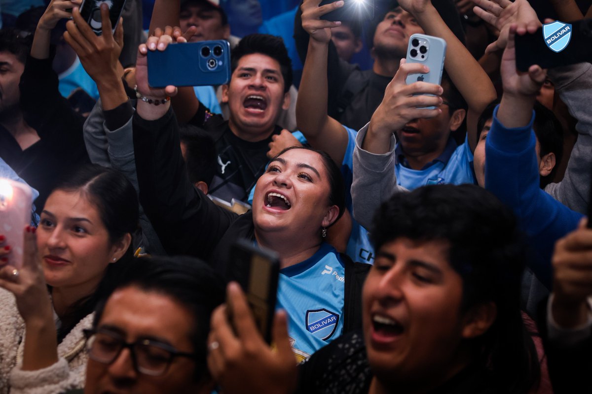 Bolivar_Oficial's tweet photo. ¡SANTA CRUZ ES UNA FIESTA CELESTE! 🎉🩵✨

¡Gracias por este aliento monumental! Unidos por esta mística, mañana dejaremos la vida por el pase a octavos ⚔️🏆 https://t.co/cXEOadccMu