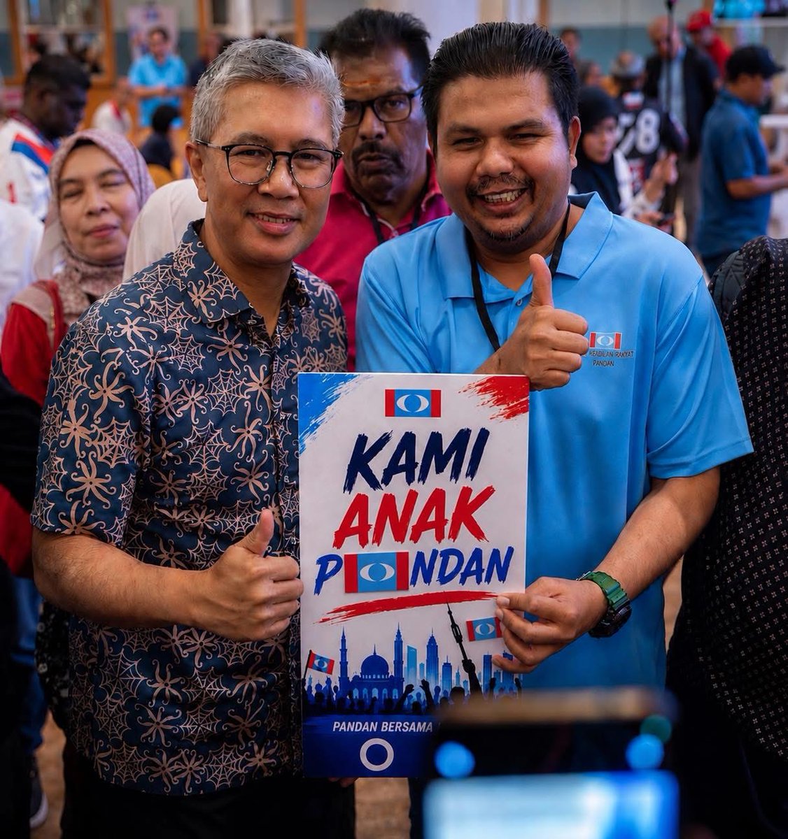 Jeff4Malaysia's tweet photo. Cracks are getting bigger in PN (PAS & Bersatu) for their own good. 

No doubt.

But PM Anwar also faces complications of his own, so say observers quoted by CNA News.

No doubt too.

https://t.co/fNWz29dTbS

But I can't imagine 'the White House backlane jogger' is so blind to visual arts.