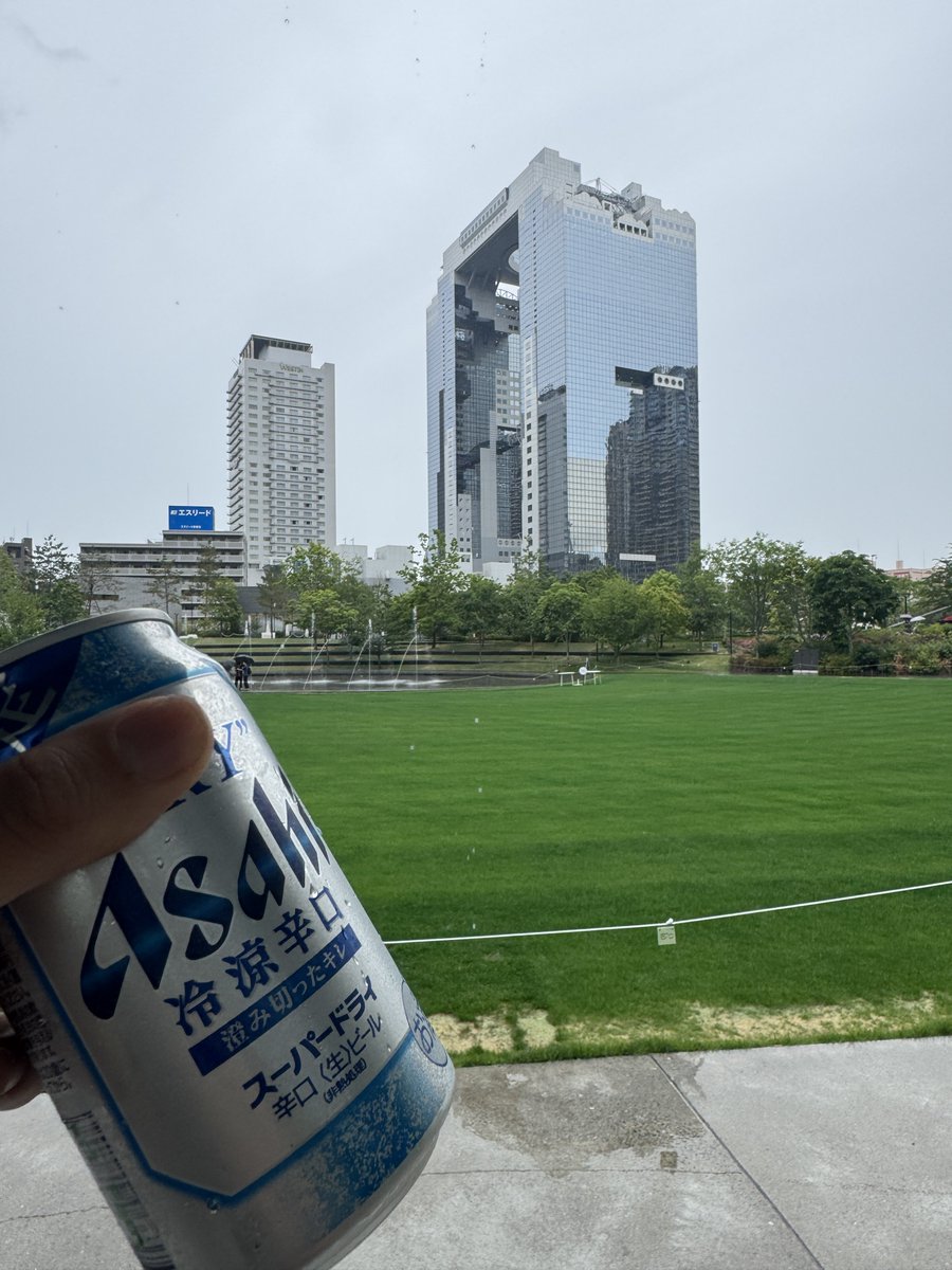 odionepunch's tweet photo. ふらっと雨降る前にビール飲みながら散歩しようとしたらもう雨降ってきちゃった🫠 https://t.co/NJzURoftbR