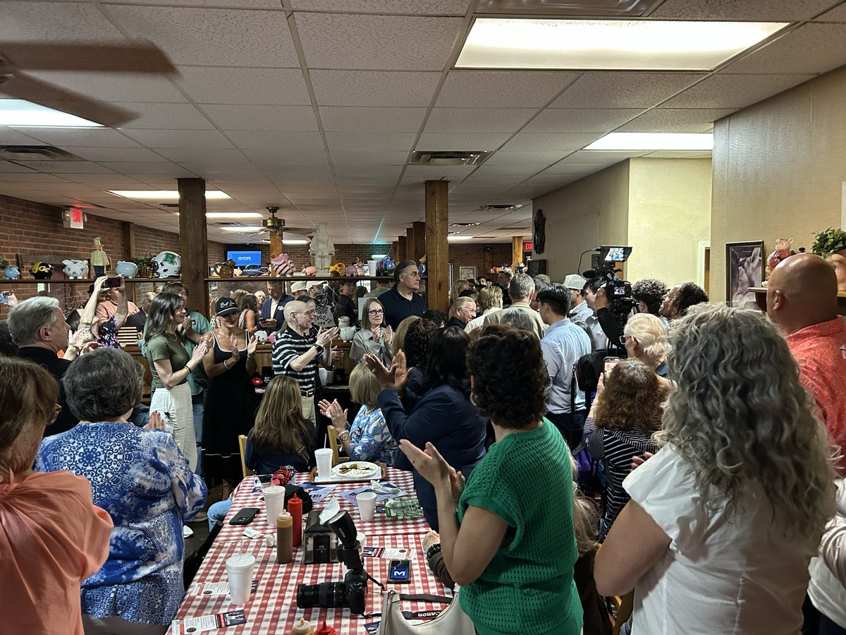GARepAssembly's tweet photo. Enjoyed supporting our endorsed candidate for Governor @burtjonesforga this evening as he spoke before a packed-out crowd is Roswell! #momentum https://t.co/AEpjiFXKcb