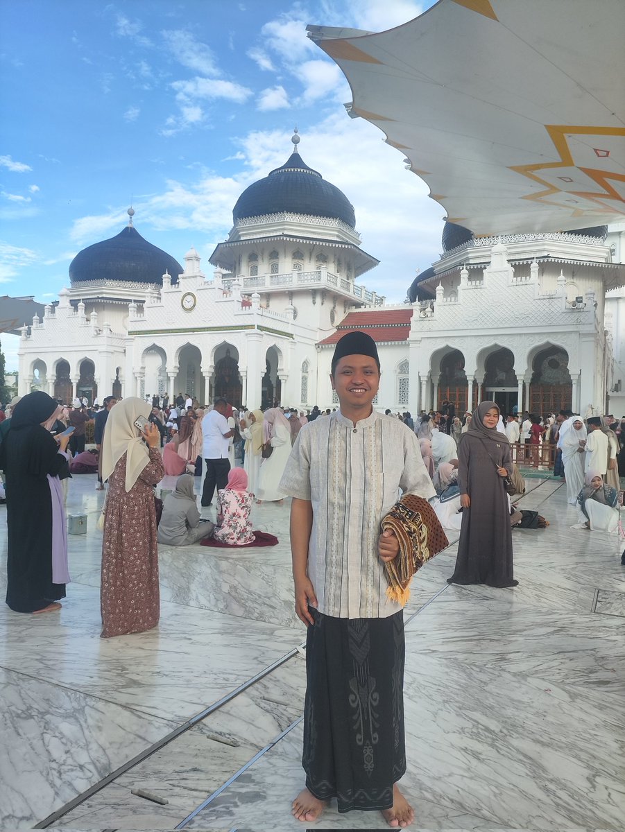 crushliquid's tweet photo. Lengkap sudah, 2x sholat ied di Aceh 😇 https://t.co/TlaBmPBNzA