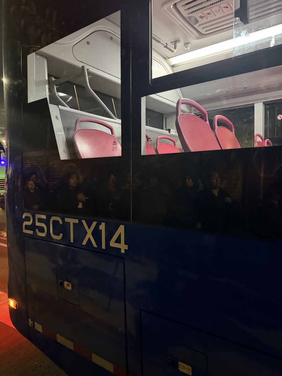 IlsyLandin's tweet photo. @LaSEMOVI @ClaraBrugadaM Reporto al conductor del trolebús 25CTX14 por trato agresivo e insultos solo porque mi tarjeta no tenía saldo, intenté pagar con tarjeta de crédito. Le expliqué que no había dónde recargar y aun así continuó ofendiéndome. Inaceptable este tipo de servicio https://t.co/UP9zeQqPGj